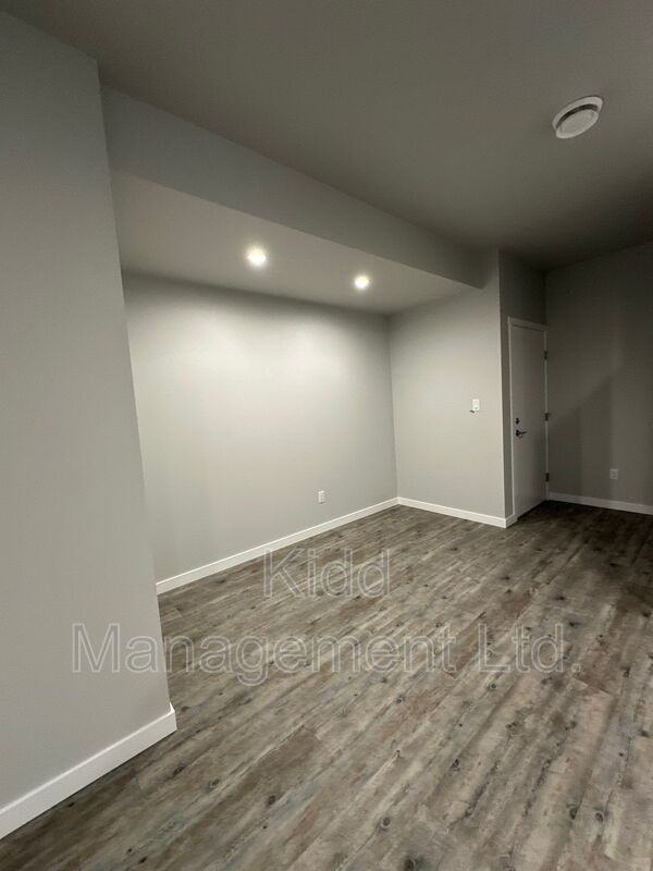 7023 Kennedy Cres - Photo 7 of 10