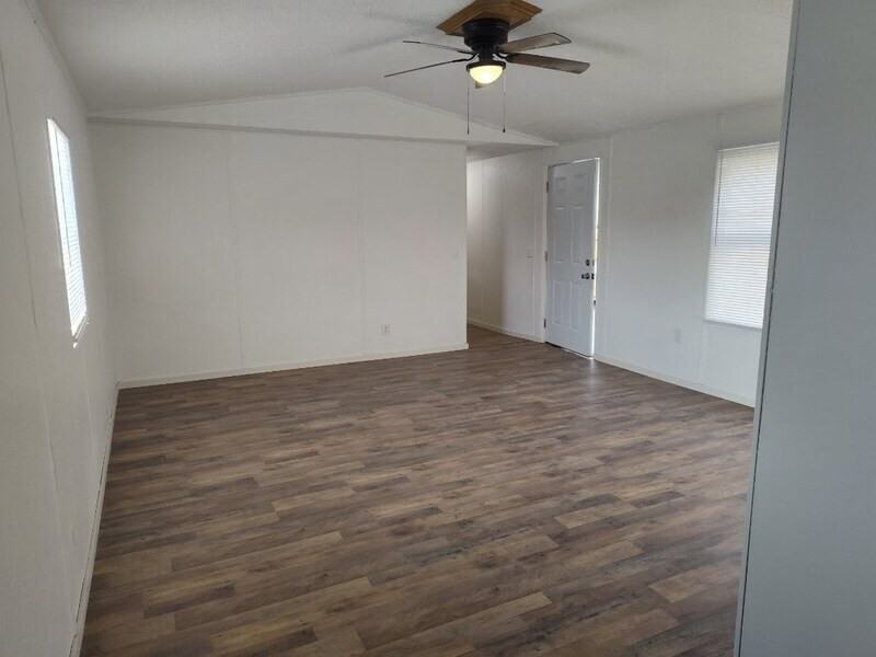 702 W Nelson St - Photo 3 of 13