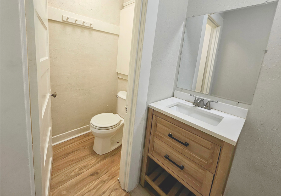 511 W Locust St - Photo 6 of 14