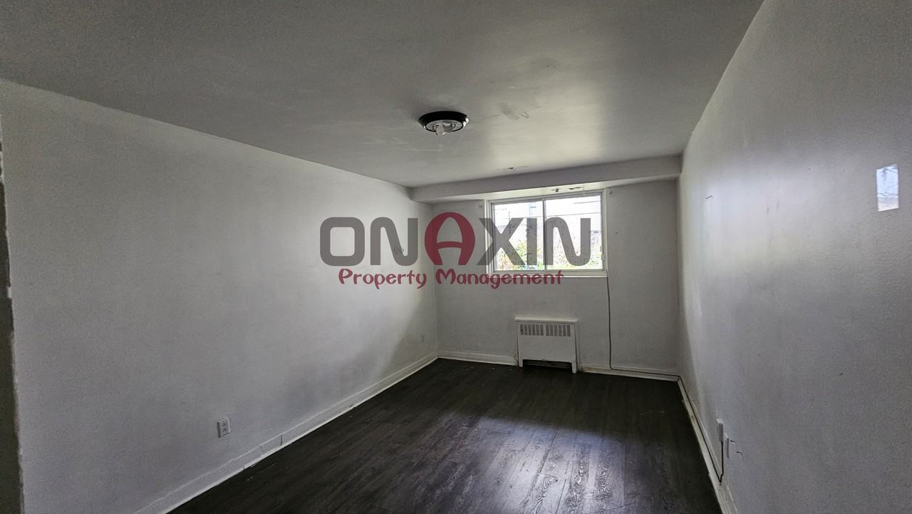 8420 Avenue Stuart - Photo 3 of 12