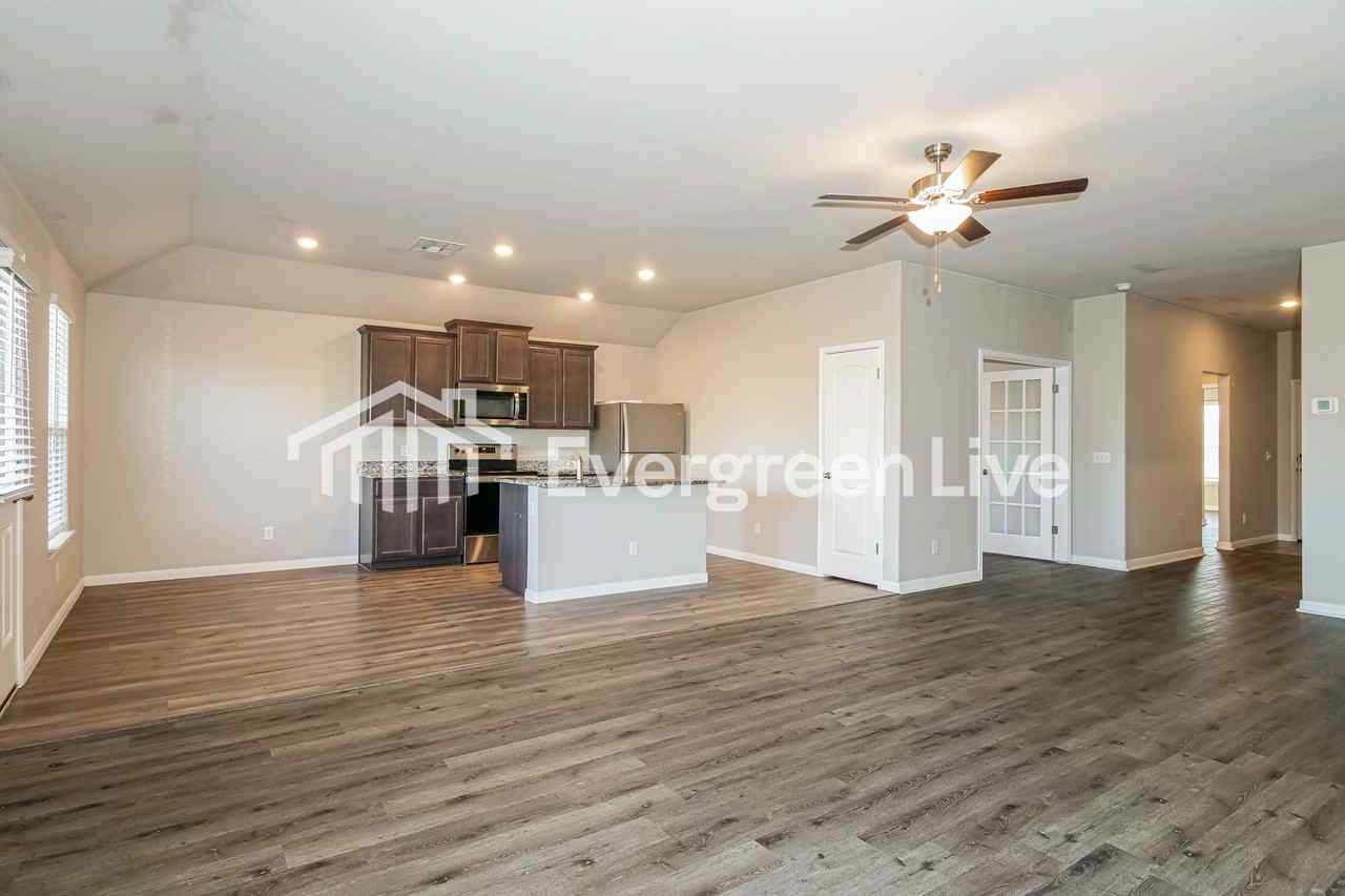 1600 Maroon Dr - Photo 4 of 16