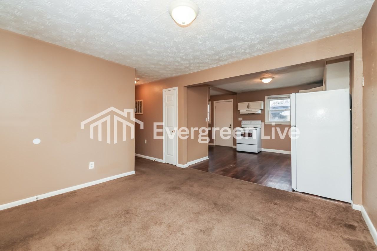 1040 Harvard Ave - Photo 3 of 15