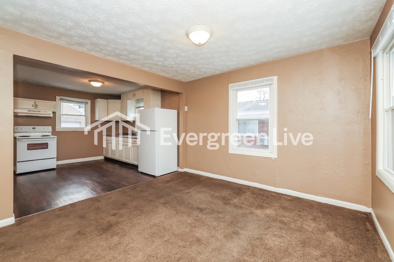 1040 Harvard Ave - Photo 4 of 15