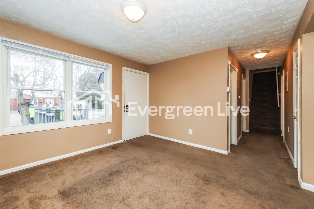 1040 Harvard Ave - Photo 5 of 15