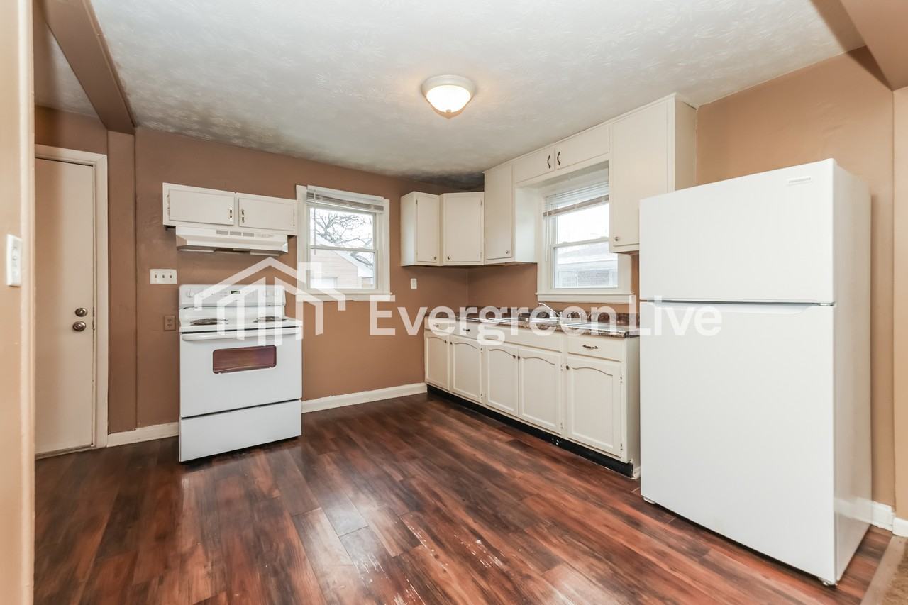 1040 Harvard Ave - Photo 6 of 15