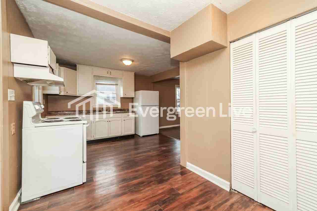 1040 Harvard Ave - Photo 7 of 15