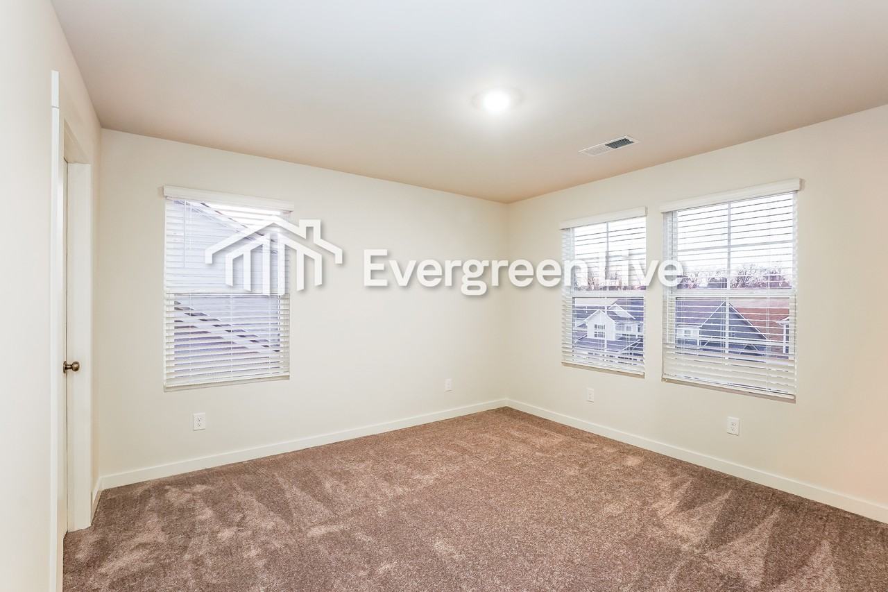 868 Bur Oak Ct - Photo 4 of 16