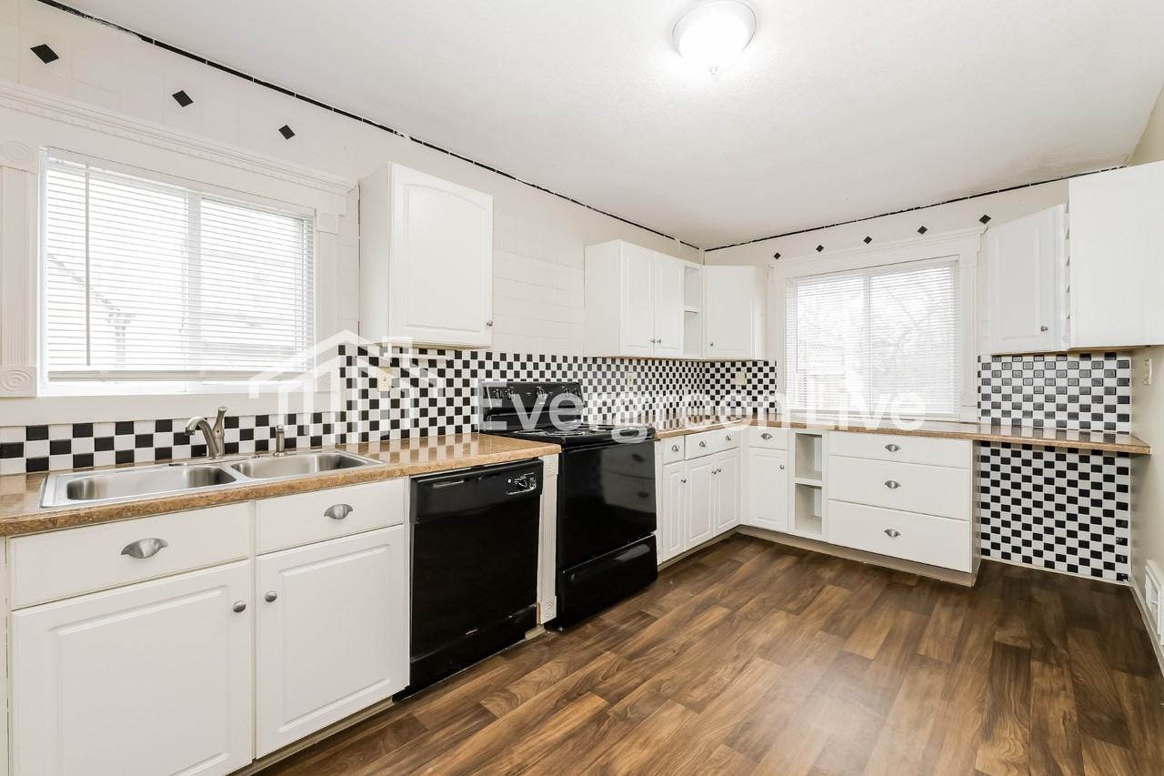 8016 Holmes Rd - Photo 7 of 15