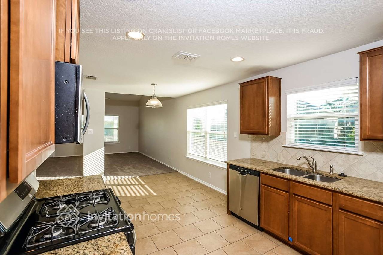 114 Finch Knl - Photo 3 of 16