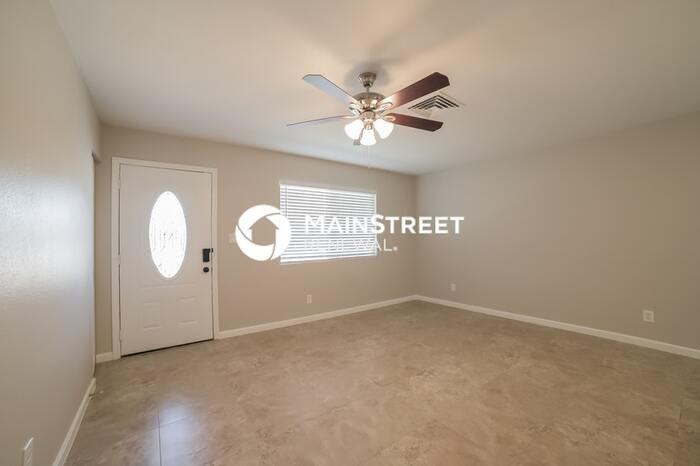 7223 W Mercer Ln - Photo 3 of 16