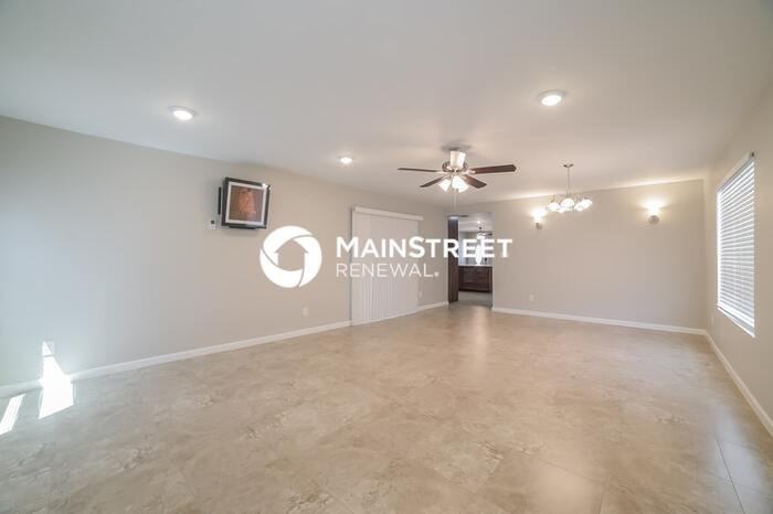 7223 W Mercer Ln - Photo 5 of 16