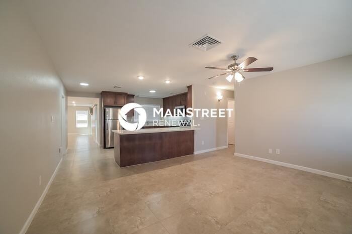 7223 W Mercer Ln - Photo 6 of 16