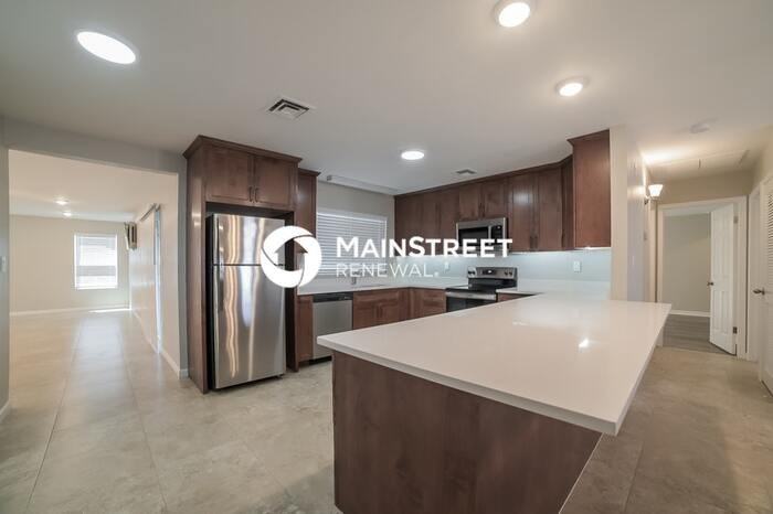 7223 W Mercer Ln - Photo 7 of 15