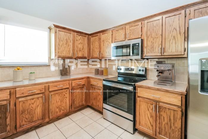 1509 Silver Creek Cir - Photo 2 of 16