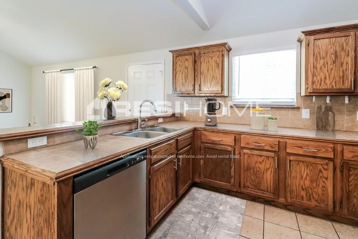 1509 Silver Creek Cir - Photo 3 of 16