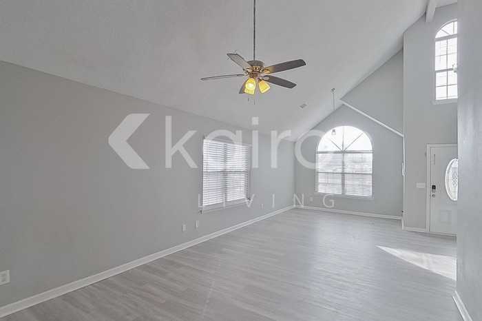 2102 Spring Hill Cir - Photo 5 of 27