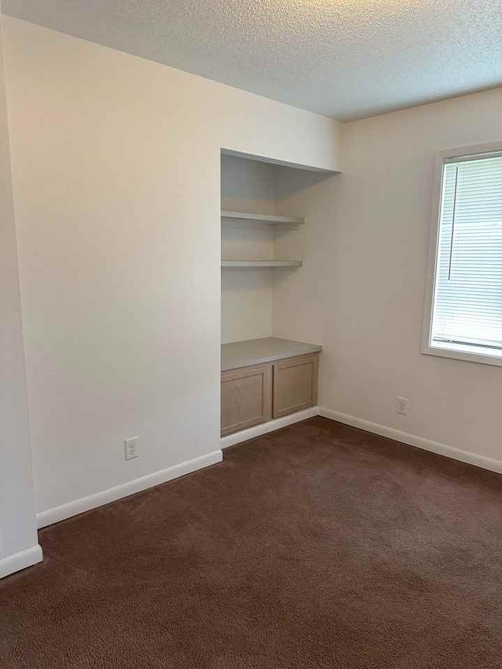 1029 N Lincoln St #1029 - Photo 6 of 20