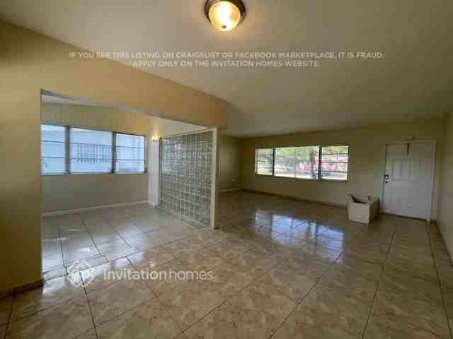 510 Ne 172nd St - Photo 3 of 17