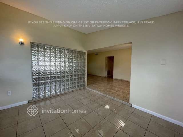 510 Ne 172nd St - Photo 4 of 17