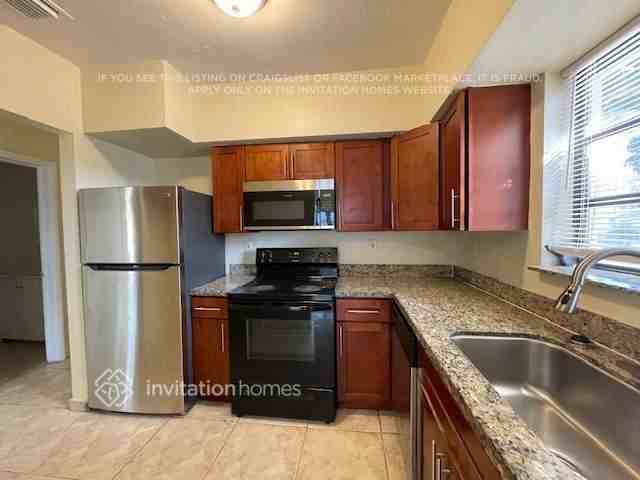 510 Ne 172nd St - Photo 6 of 17