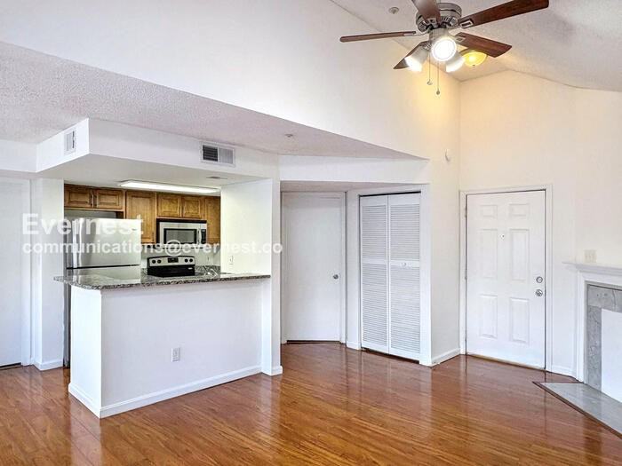 1011 Fallcrest Ct #202 - Photo 5 of 16