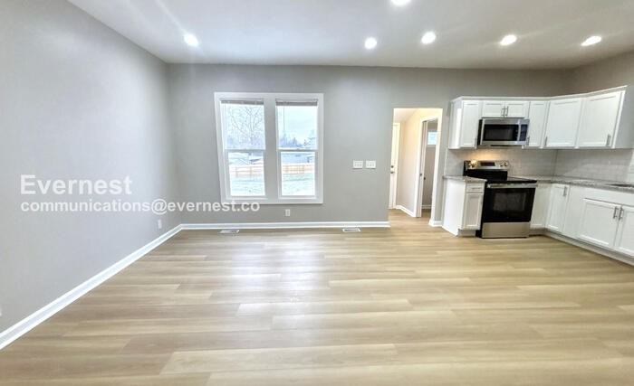 2430 Steele Ave - Photo 4 of 27