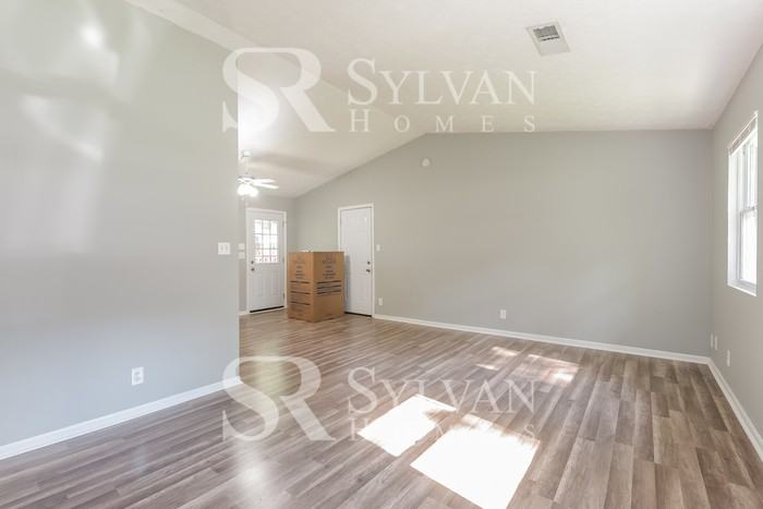 1088 Wayne Dr - Photo 4 of 16