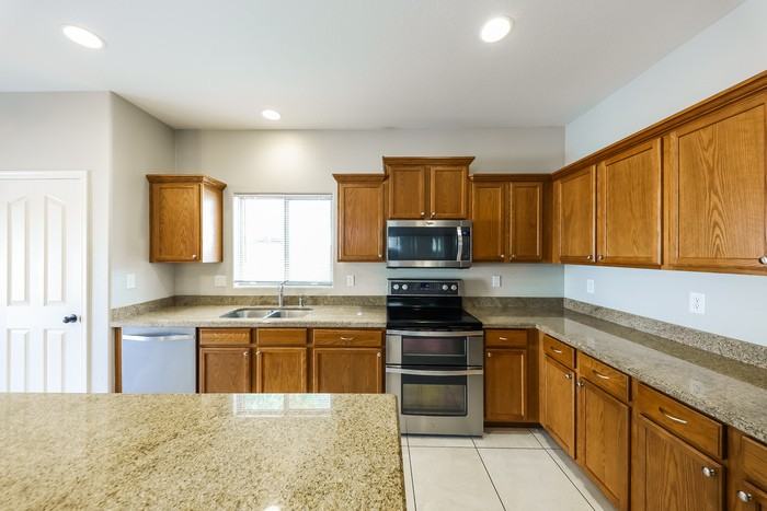 18356 W Mission Ln - Photo 7 of 17