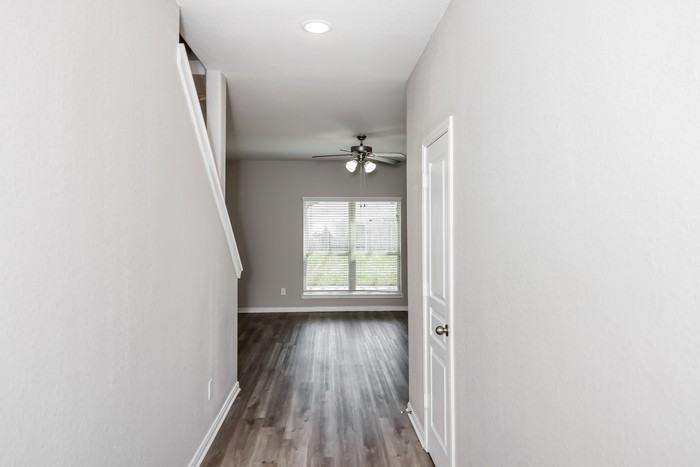 5203 Bay Ln - Photo 4 of 22