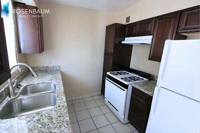 565 S Hobson #4 - Photo 5 of 10