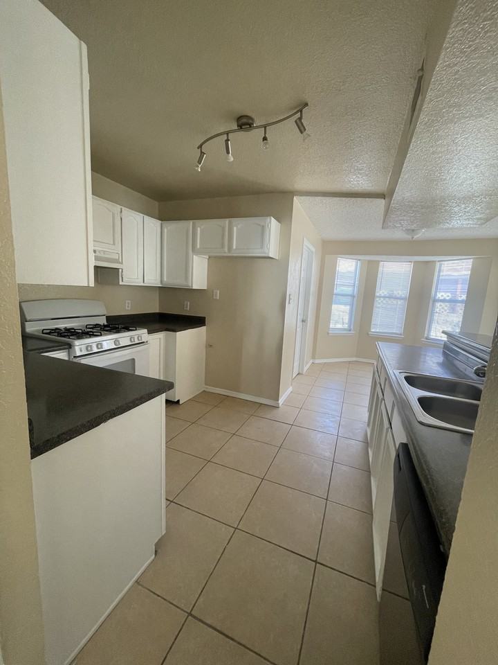 13928 Pete La Rue Cir #1 - Photo 4 of 35