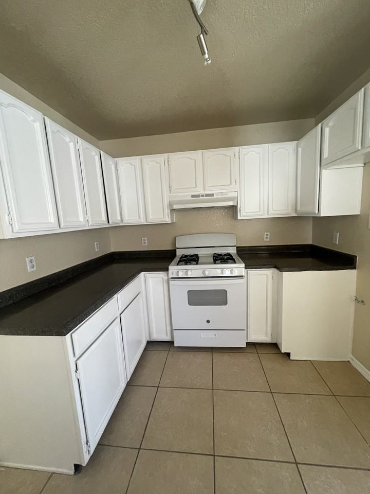 13928 Pete La Rue Cir #1 - Photo 6 of 35