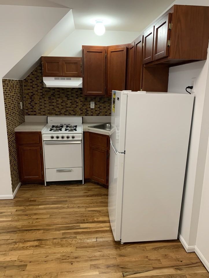 208B Betts Ave #1 - Photo 7 of 18