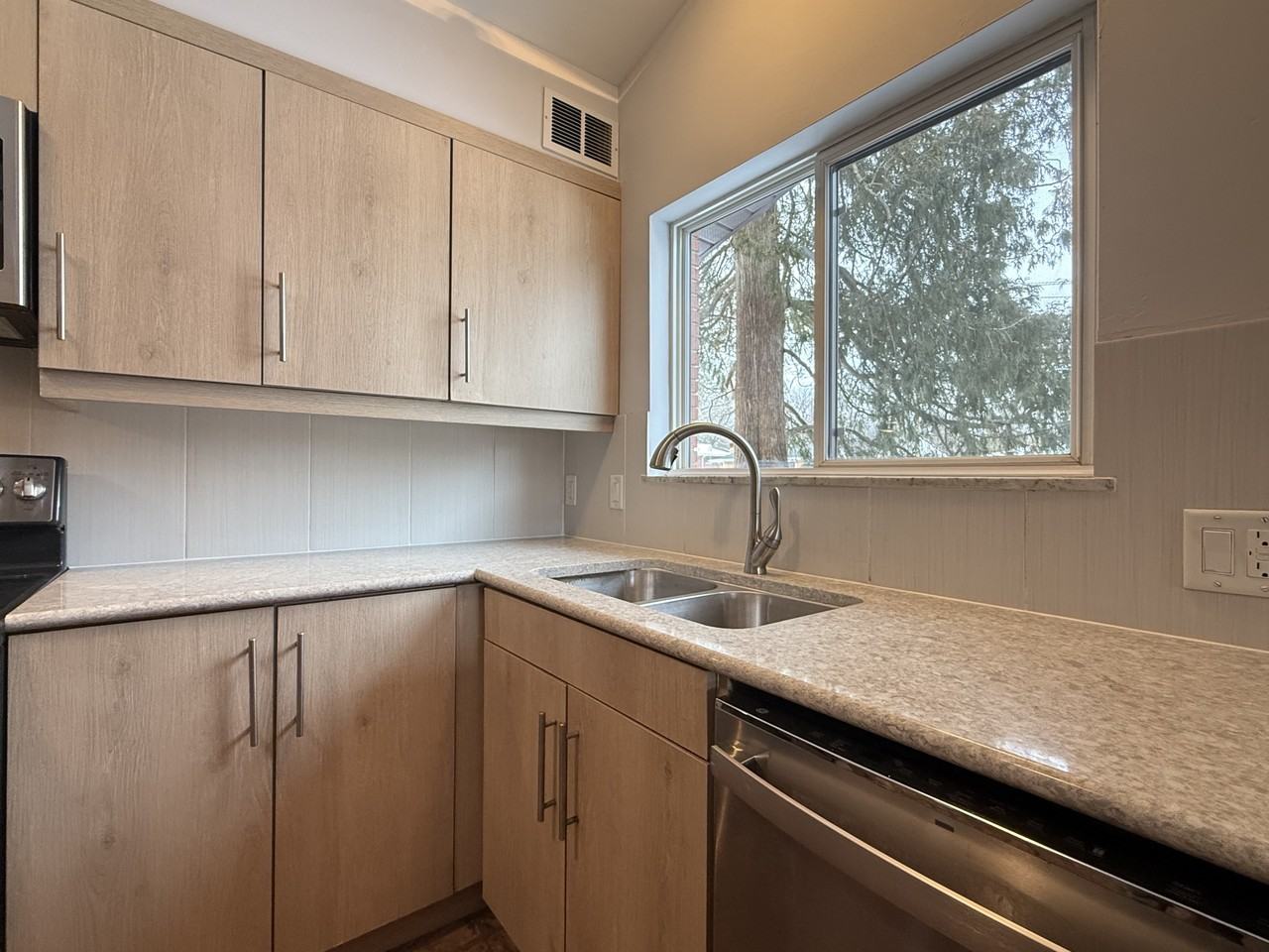 1800 Greenview Dr #1 - Photo 4 of 20