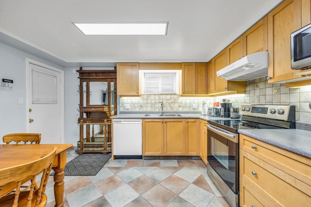 556 Kaslo Street - Photo 6 of 21