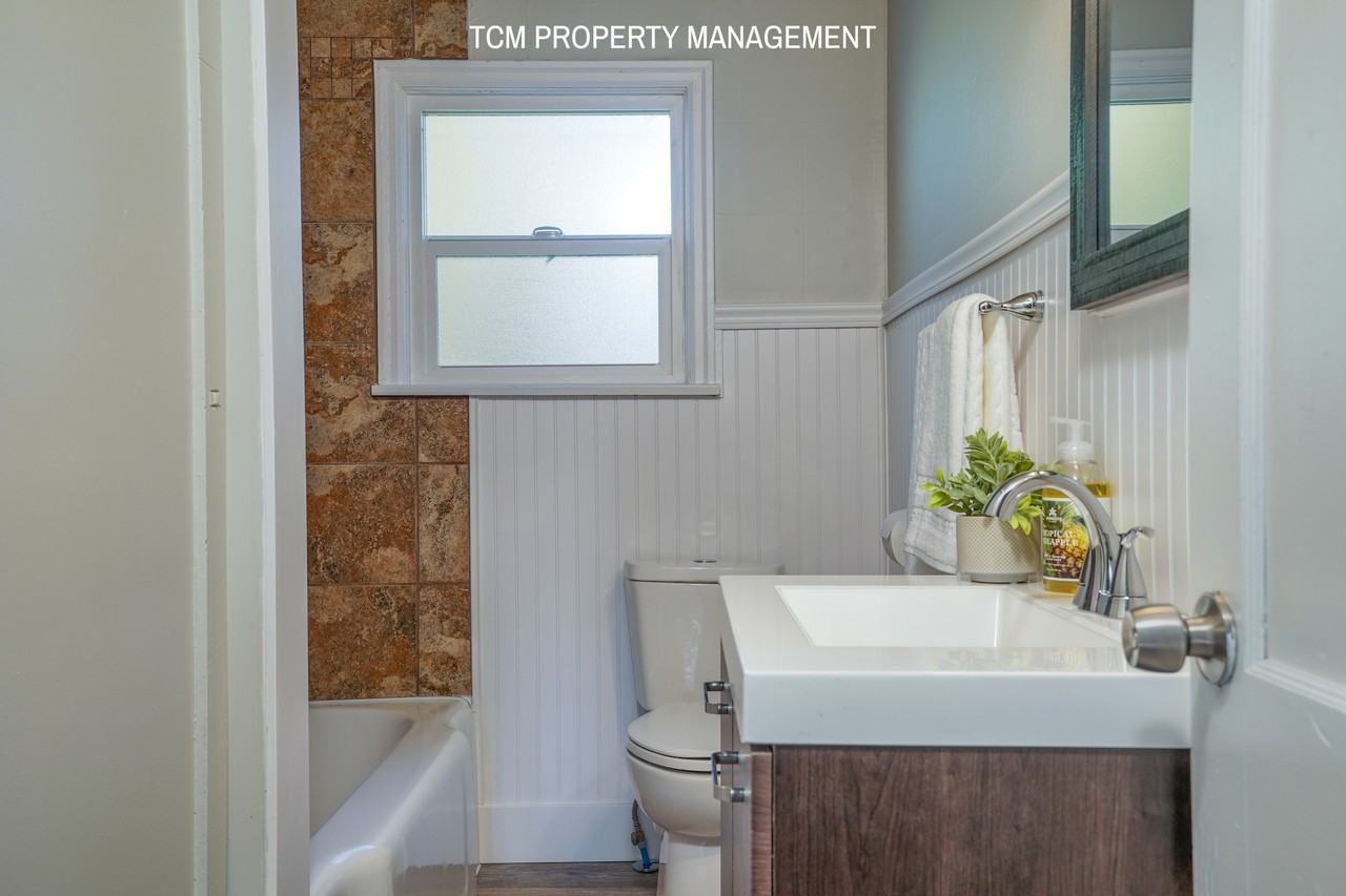 8437 S M St #NA - Photo 2 of 36