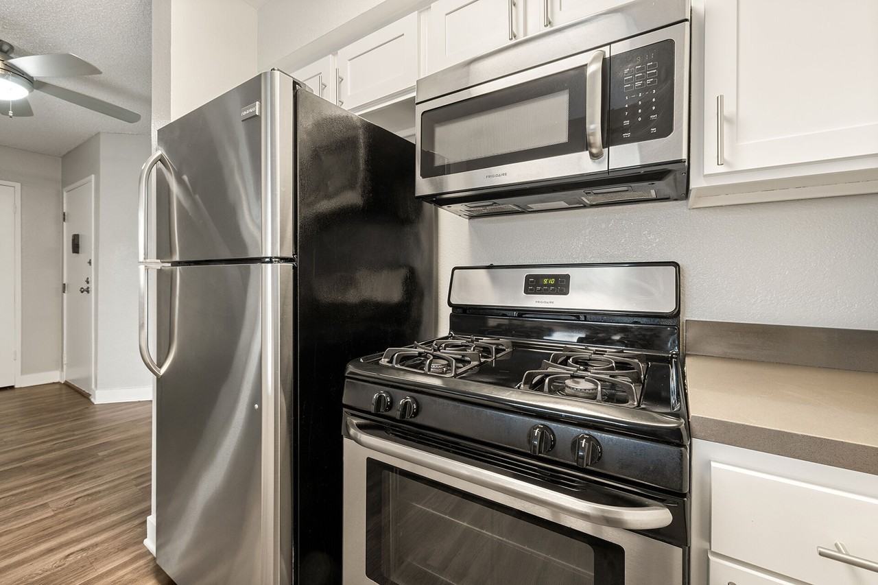 4250 Coldwater Canyon - Photo 6 of 20