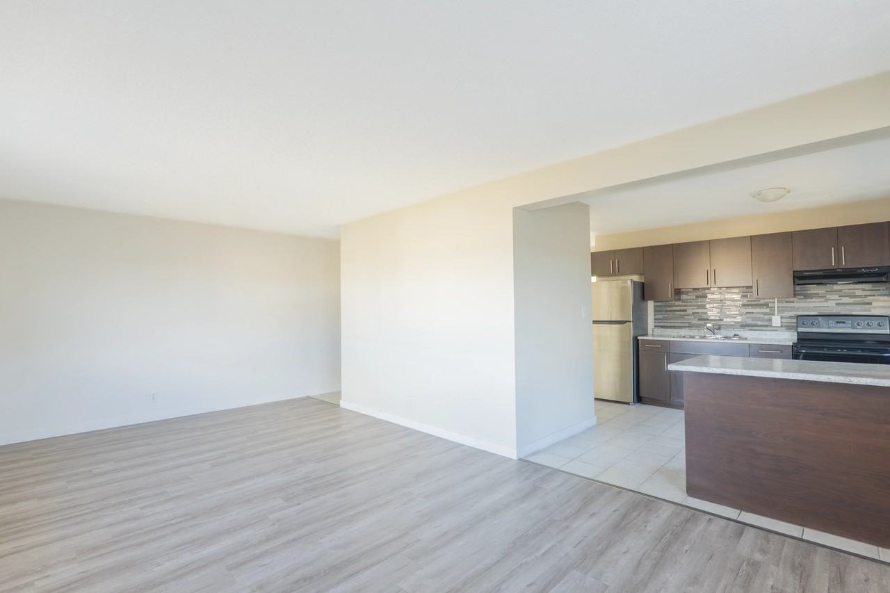 Alex Manor - Photo 4 of 43