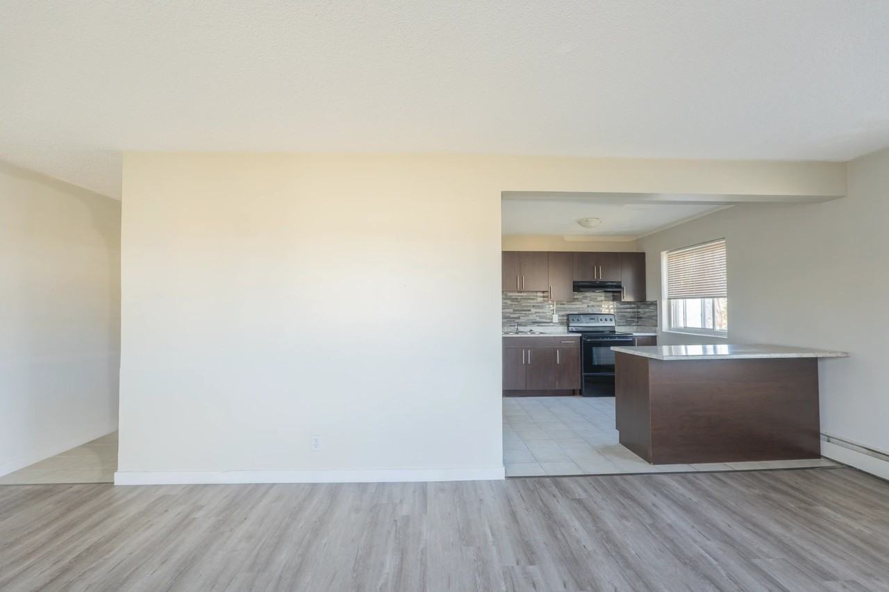 Alex Manor - Photo 5 of 43