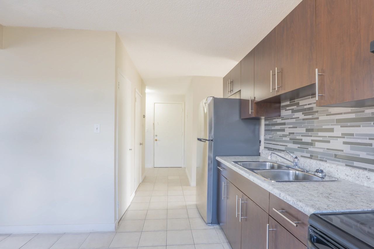 Alex Manor - Photo 7 of 43