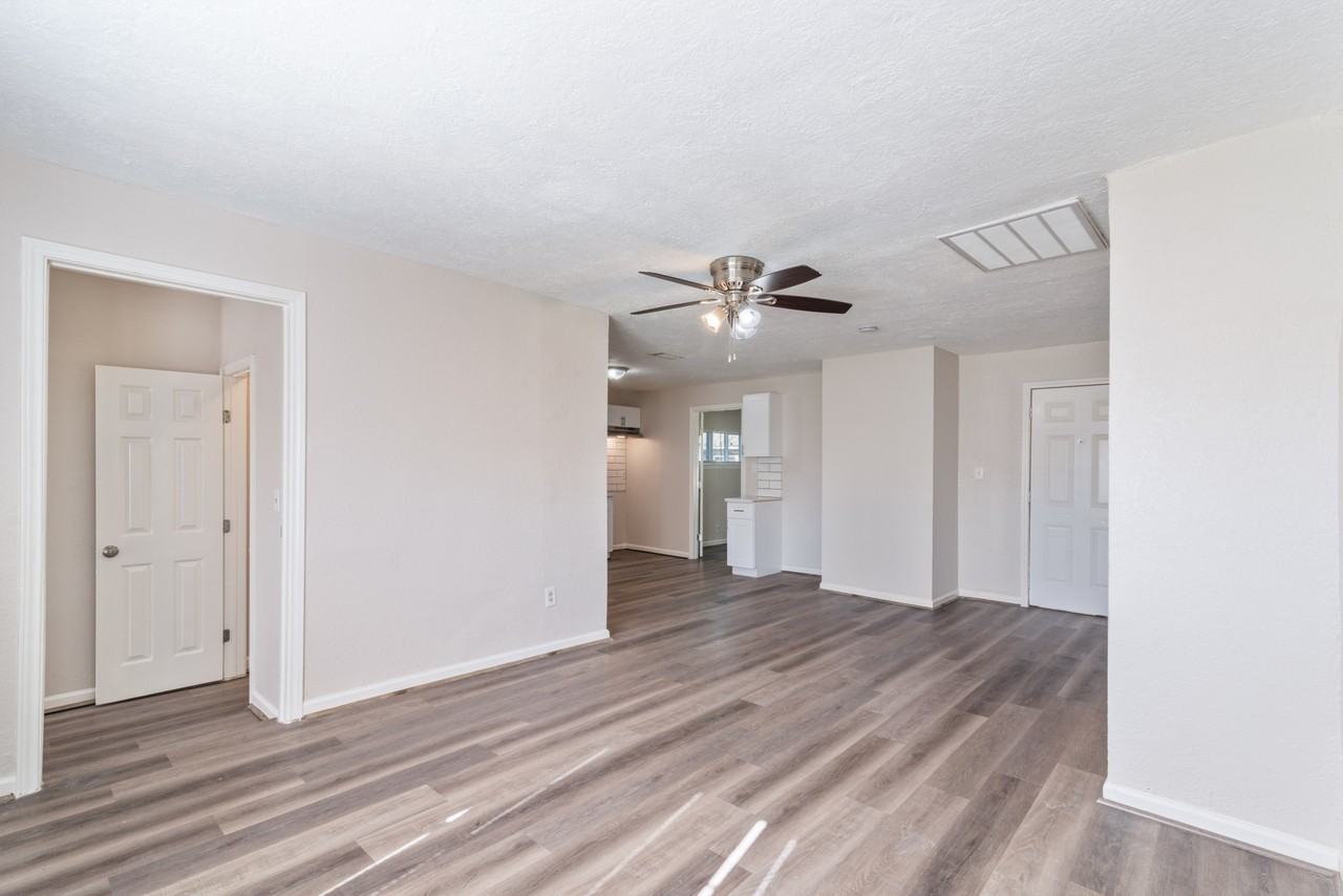 5825 Southurst St #H - Photo 3 of 24