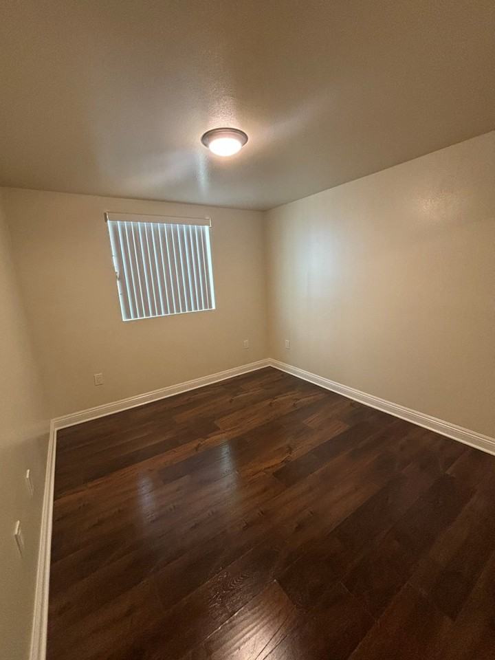 702 1/2 West 45th Street - Photo 4 of 10