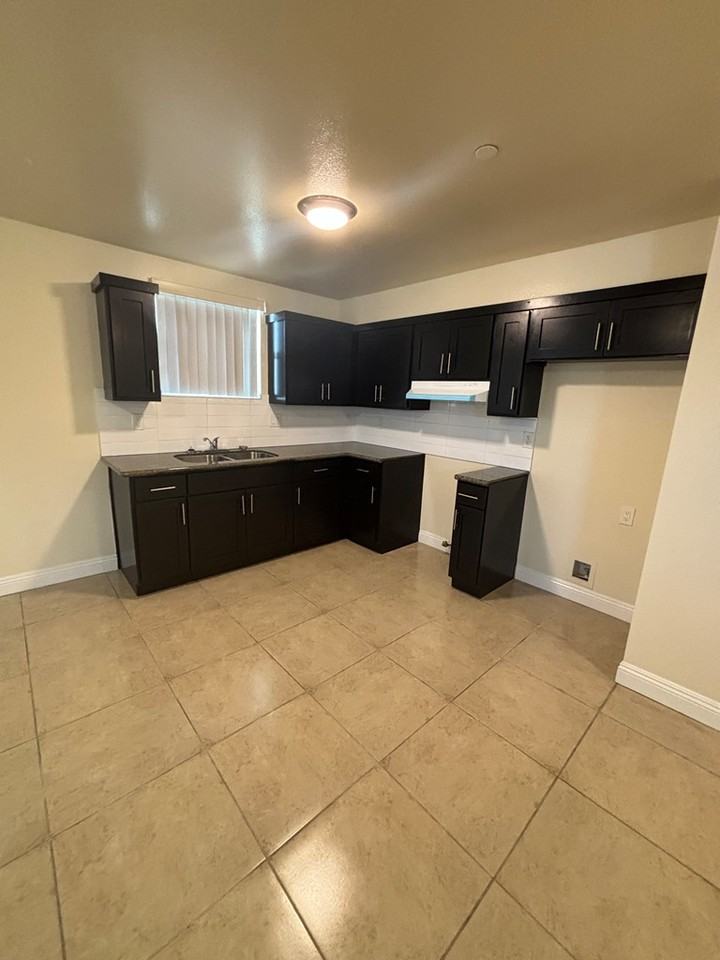 702 1/2 West 45th Street - Photo 3 of 10