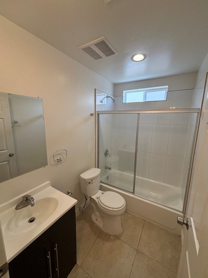 702 1/2 West 45th Street - Photo 5 of 10