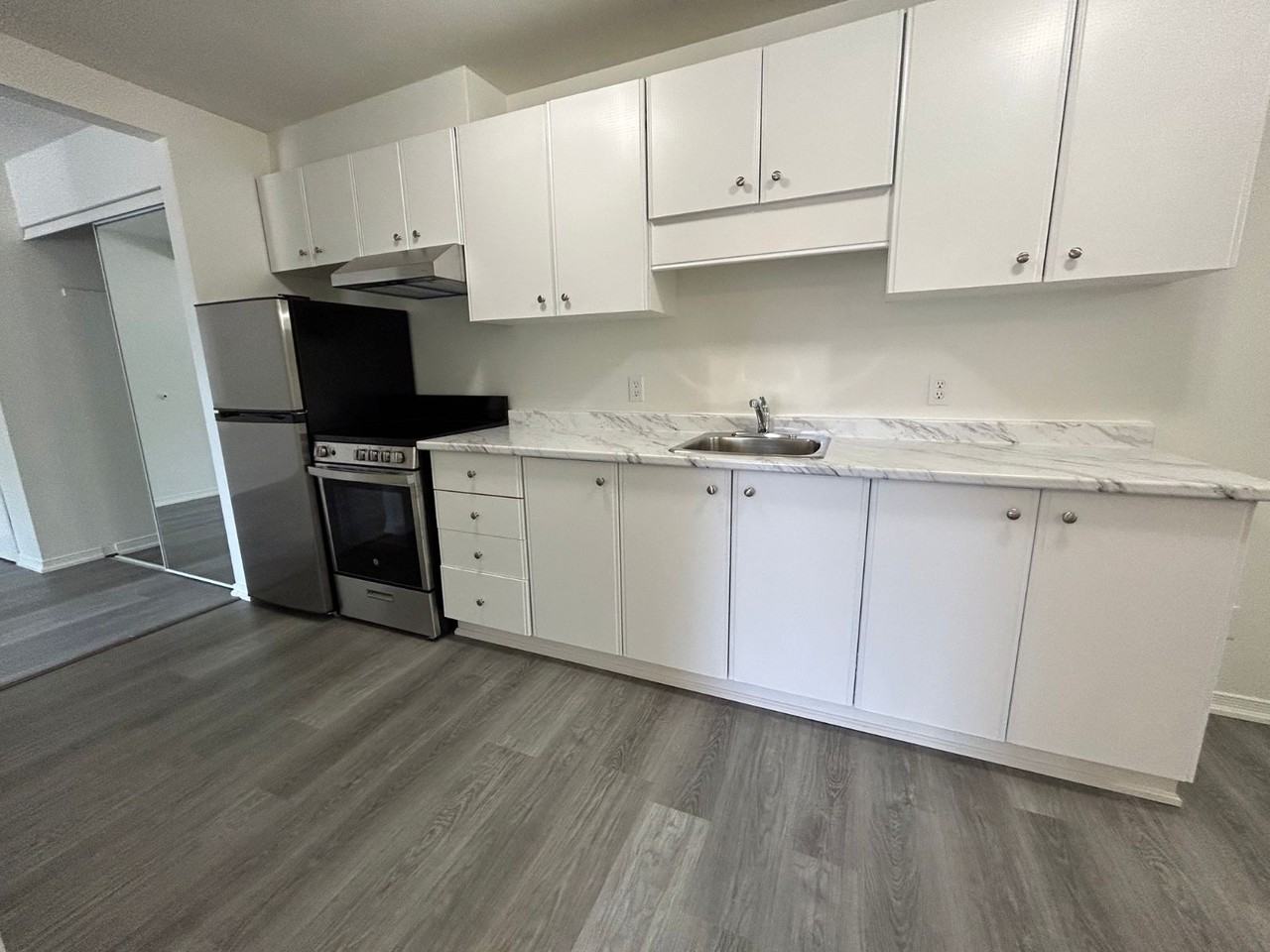 1123 Queenston - Photo 2 of 5