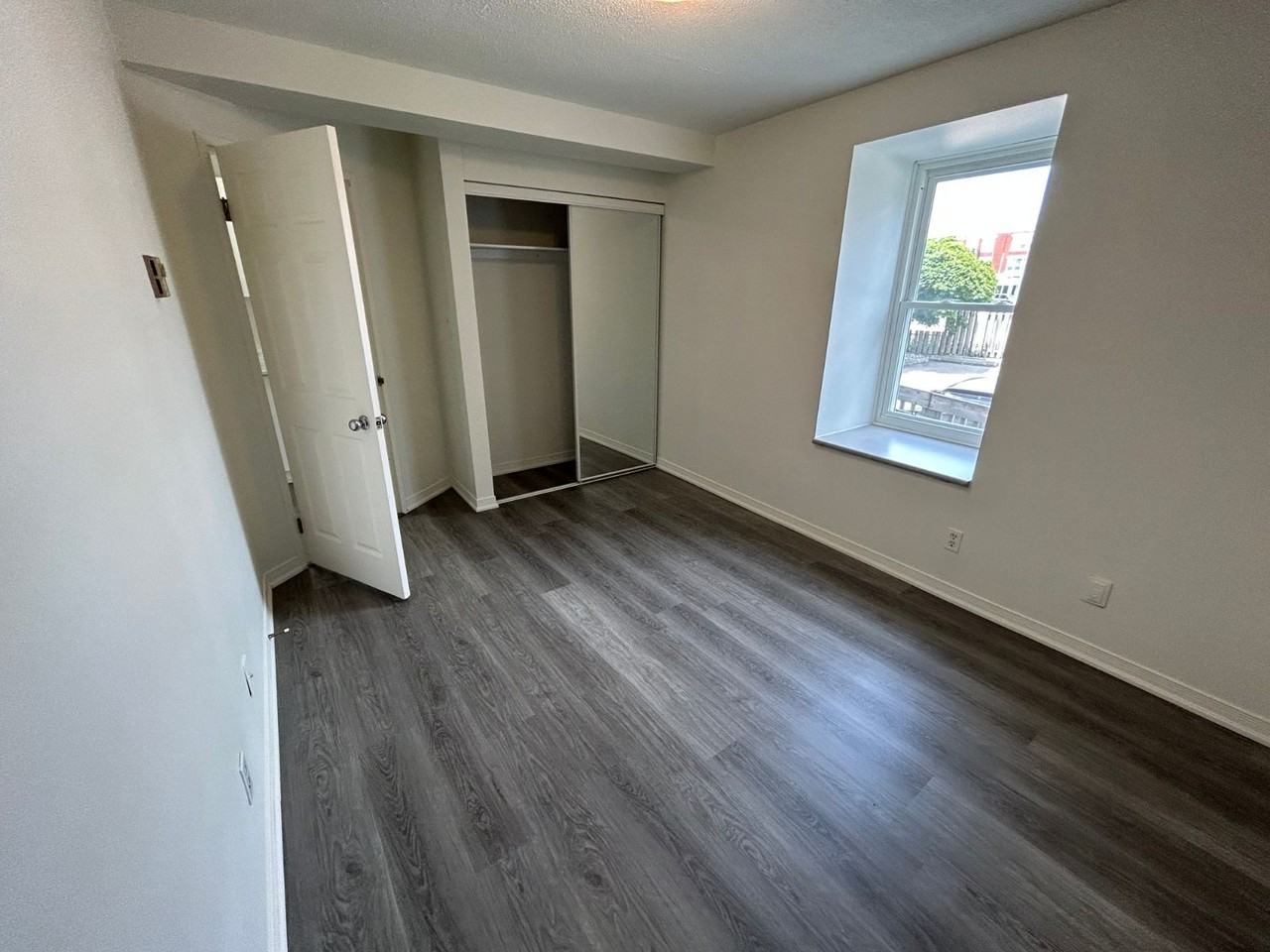 1123 Queenston - Photo 3 of 5