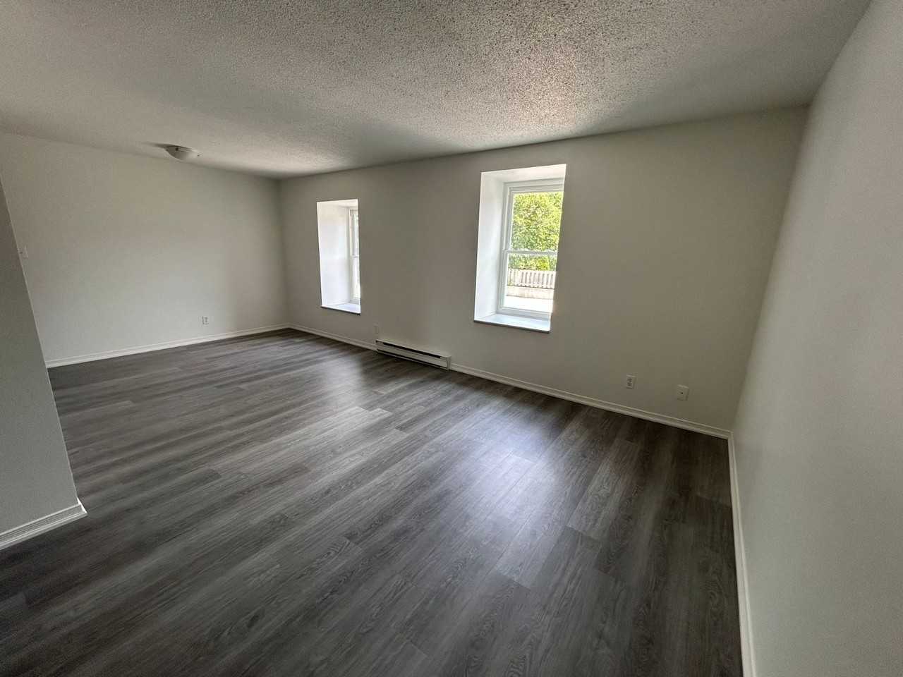 1123 Queenston - Photo 4 of 5