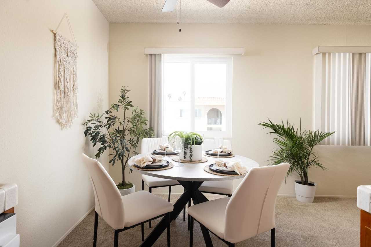 Casa De Windsor - Photo 5 of 32