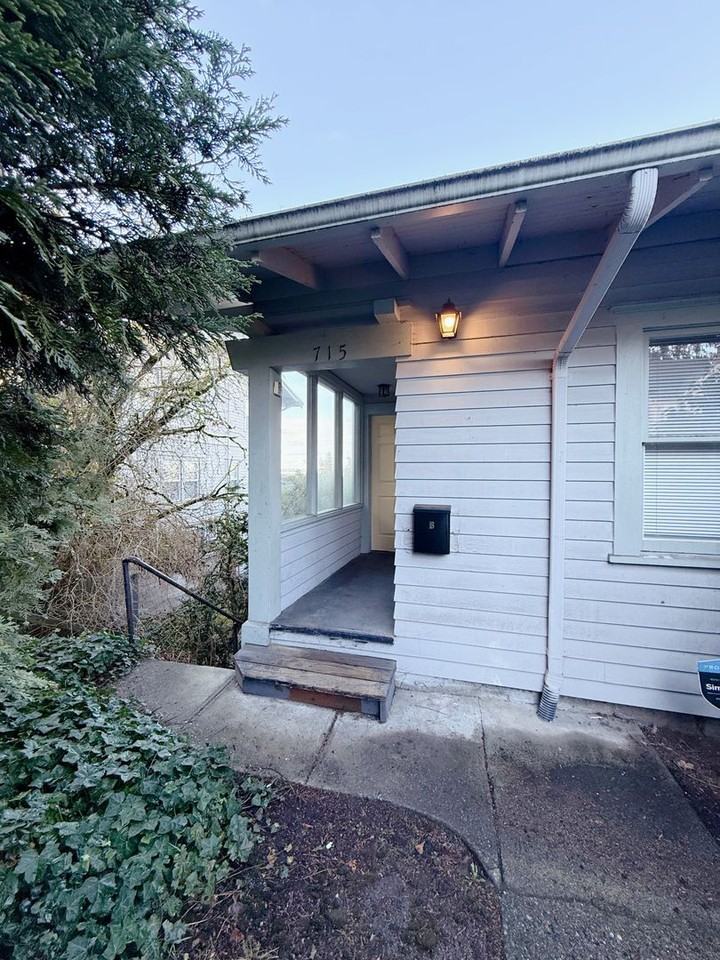 2 & 4 Bedroom Apartments with Classic Charm & Bay View - Photo 3 of 44