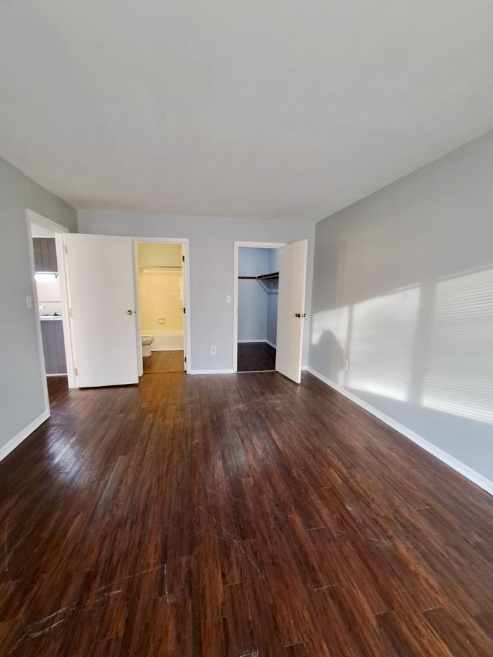 1355 Ohmer Ave #8 - Photo 5 of 8